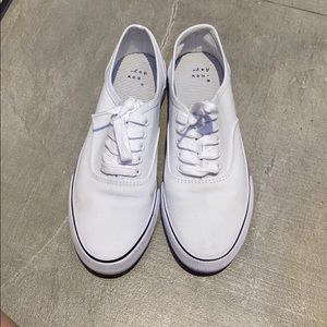 White sneakers size 7